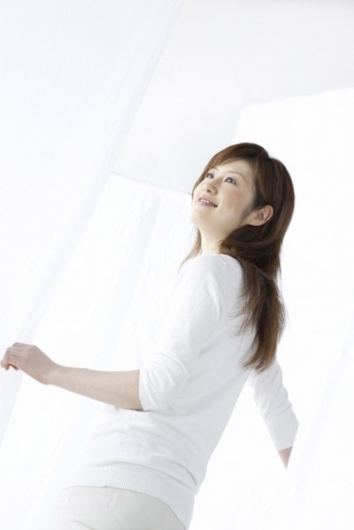 白い部屋にいる女性