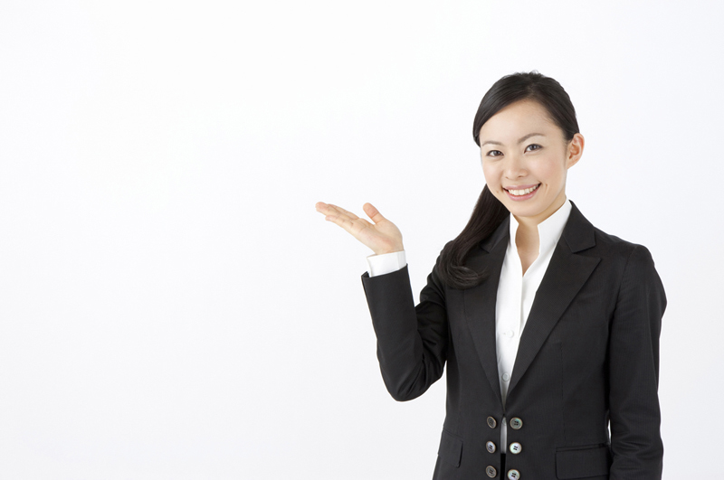 案内をしているスーツ女性