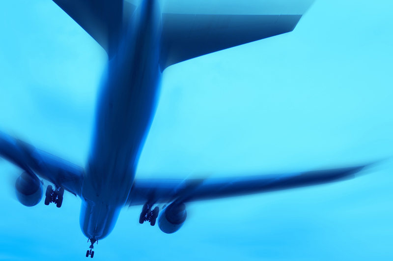 飛んでいる飛行機