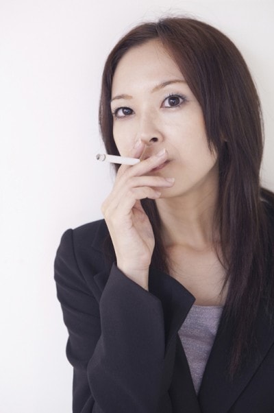 タバコを吸う女性