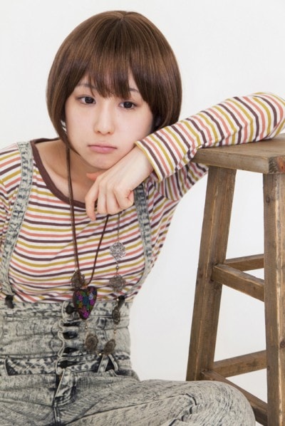 いすによりかかっているボーイッシュな女性