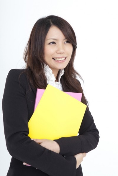 書類を持っているスーツ女性