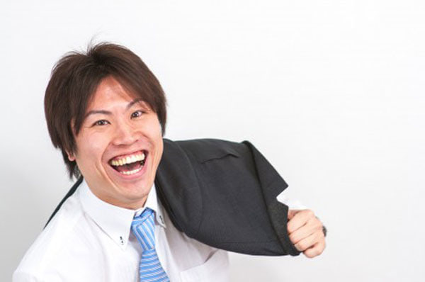 スーツを肩にかついでいる男性