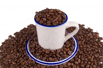 コーヒーカップから豆があふれている