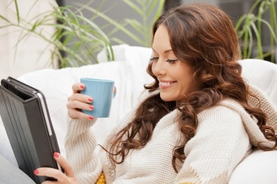 ソファでコーヒーを飲む女性