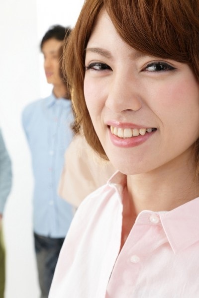 女性が前で笑っている