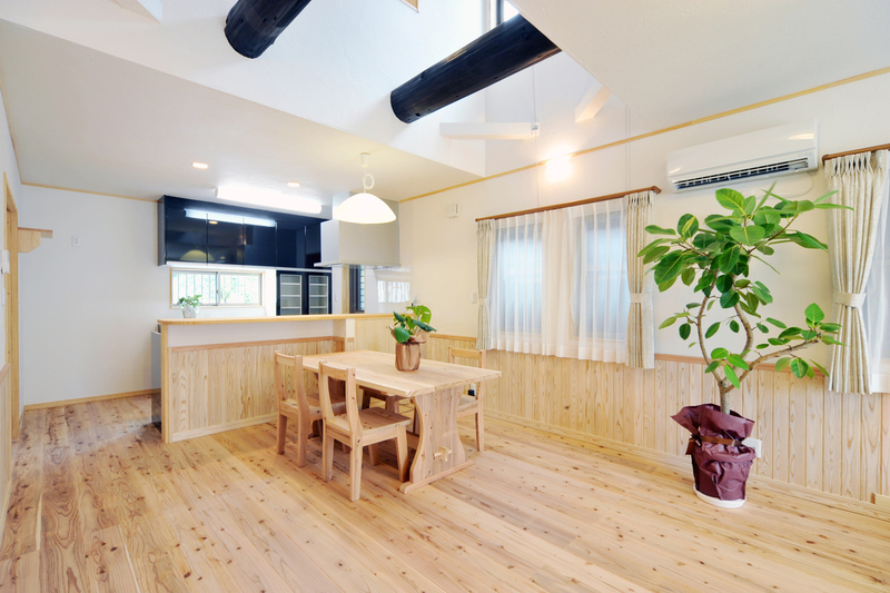 リビングの木の部屋