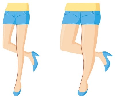 青いパンプスを履いてポージングしている女性