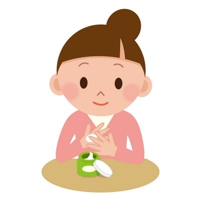 ハンドクリームを塗っている女性