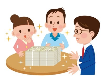 お金を机の上に積まれている夫婦