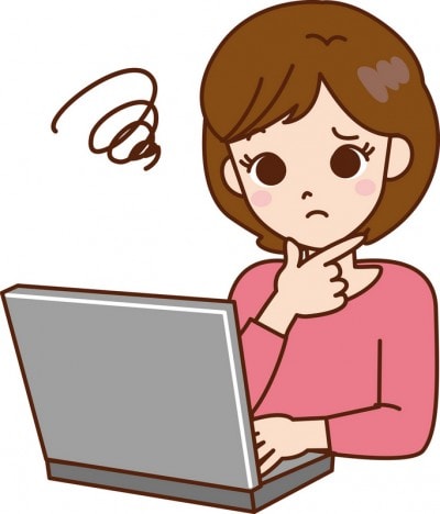 パソコンを見て悩んでいる女性