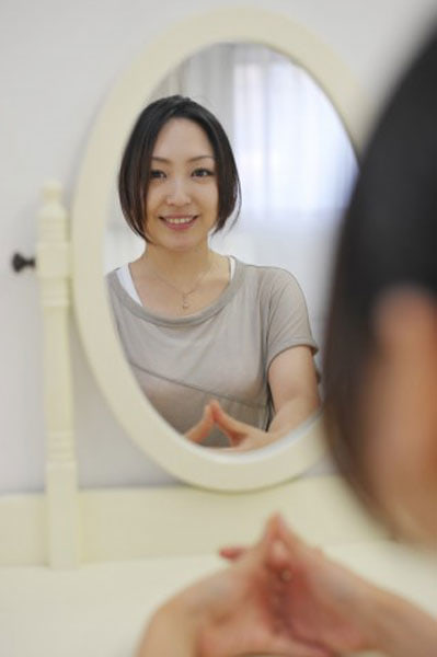 鏡を見る女性