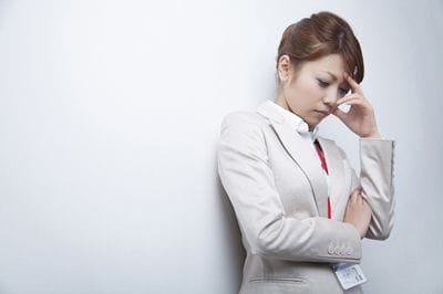 悩んでいるスーツ女性