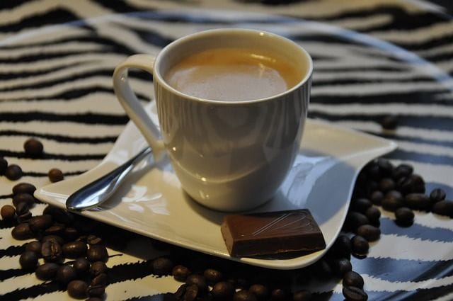 コーヒーにチョコレートがついている