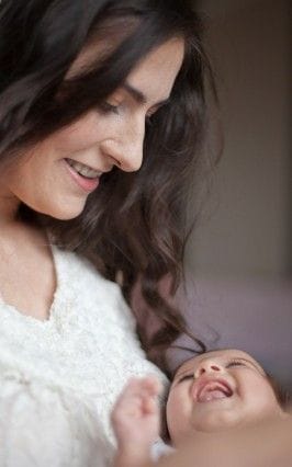 赤ちゃんを癒やす女性