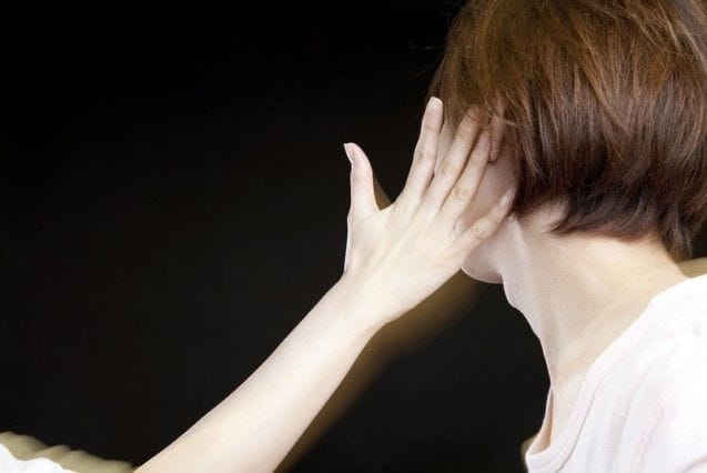 右手でビンタをされている女性