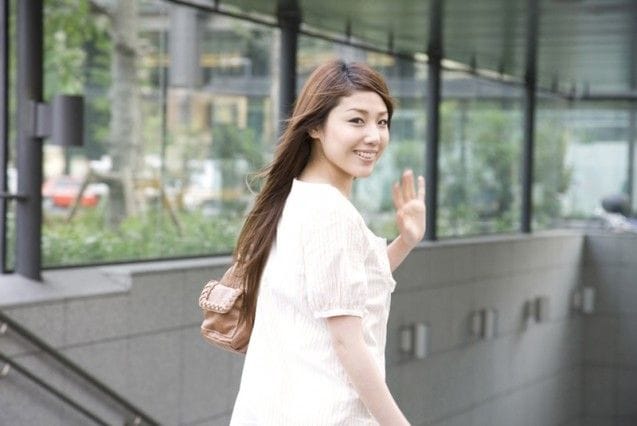 手を振って別れる女性