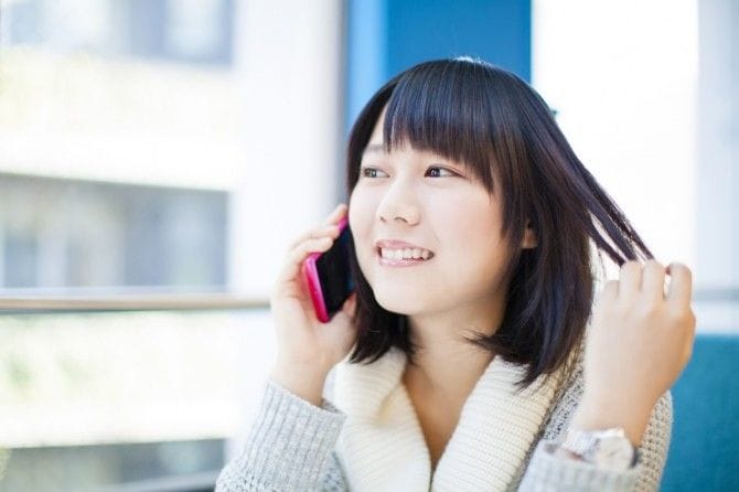 電話で話す女性