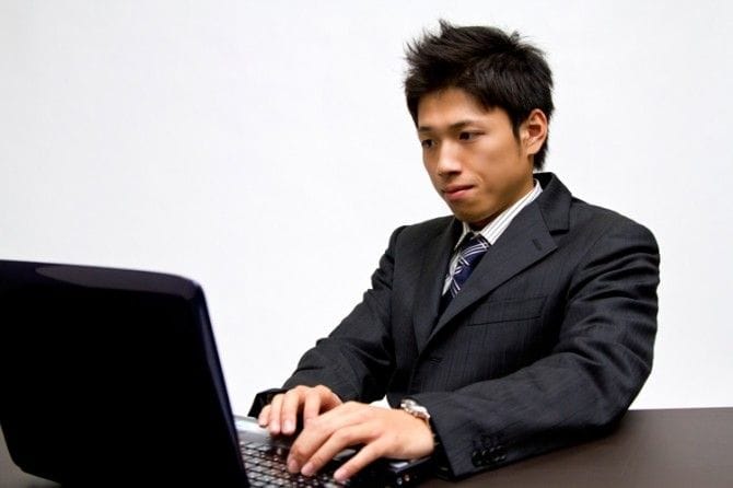 パソコンを触っているスーツ男性
