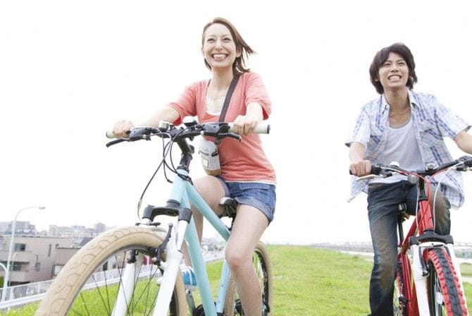 マウンテンバイクを乗っている男女
