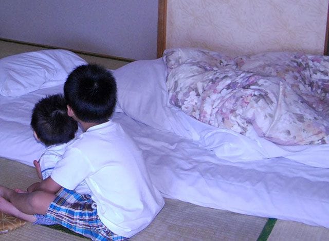おねしょをした子供とふとん