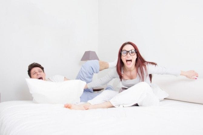ベッドで暴れている男女