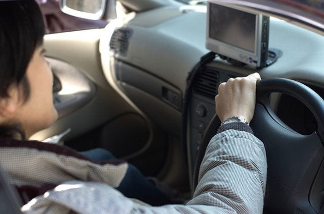 運転をしている男性