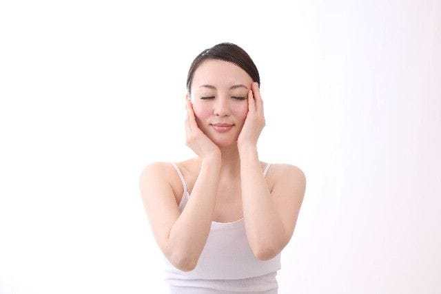顔を押さえている女性