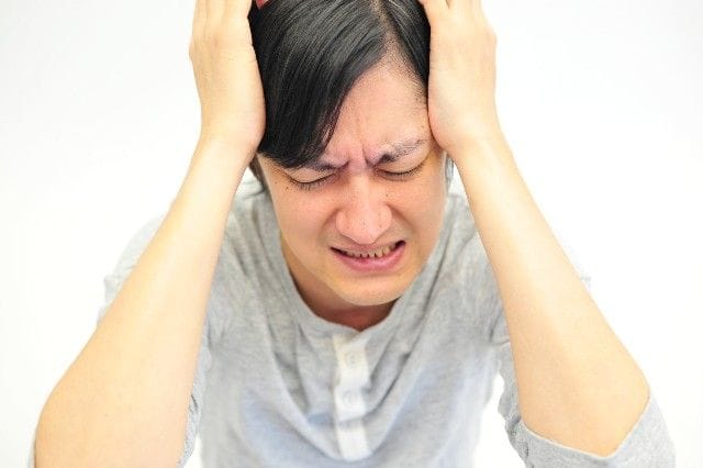 悩んでいる女性