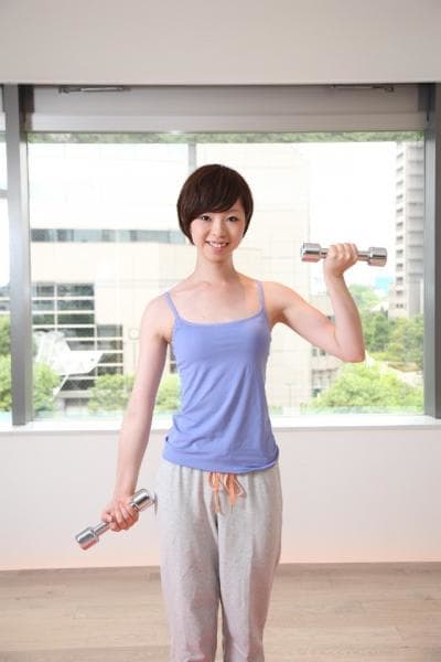 ダンベルを持ち上げる女性