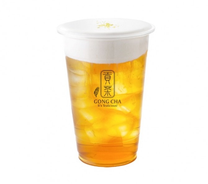 上にのせたミルクフォームの甘じょっぱい味がくせになる「ミルクフォーム グリーンティー(420円)」。全部を混ぜればクリーミーな緑茶に変身。最後まで飽きることなく楽しめます。