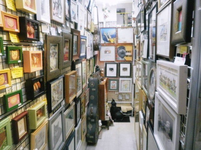 雑貨だけでなく、ここでしか出会えないアートな作品たちもお出迎えしてくれます。