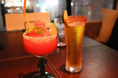 左:ベリーストロベリーマルガリータ 1,150円(税込)とカールスバーグ LA MEX スタイル(中)700円(税込) 右:ポヨケサディーア1,080円(税込)
