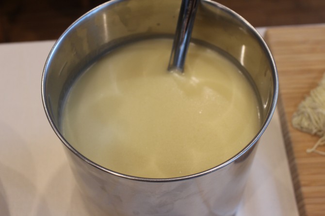 自家製「鶏白湯スープ」。しっかりこってり感がありつつ獣臭さがないのが特徴 自家製「鶏白湯スープ」。しっかりこってり感がありつつ獣臭さがないのが特徴