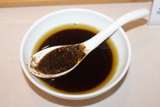 風味をつけるために隠し味で青ねぎとエシャロットを加えた黒マー油 風味をつけるために隠し味で青ねぎとエシャロットを加えた黒マー油
