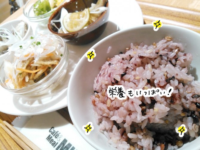 プラス100円で十穀米に変更できる