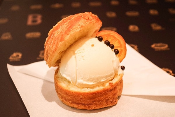 「クロワッサンハットwith“バニラ”」。ずっしりとしたバニラアイスがサンドされています。