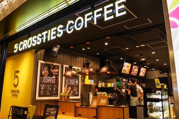 ゆっくり店内でくつろぎたい方は、改札内の席がオススメ!