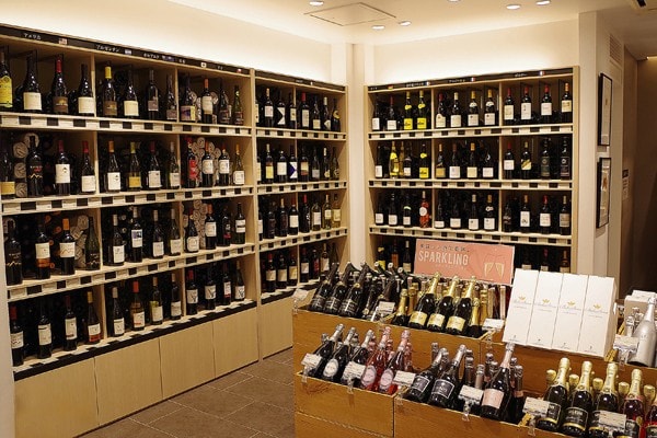 常時600種類以上のワインが、店内にズラリ!