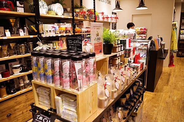 ドリンクタンブラーやマグネットなど色鮮やかな商品でいっぱい♪