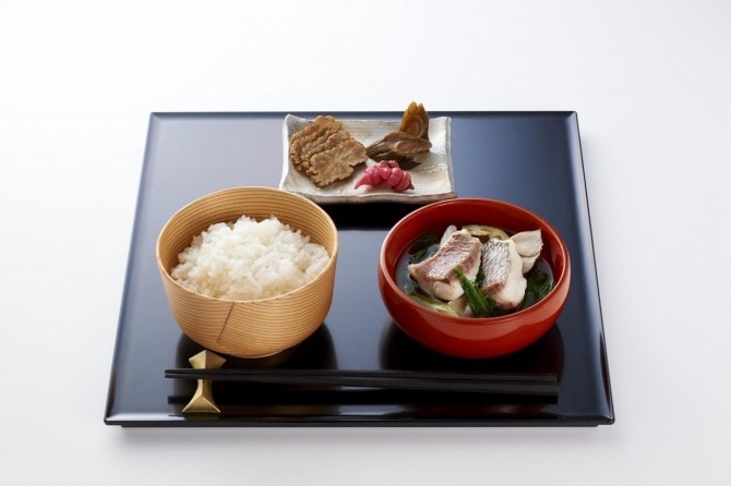 秋田県の「あきたこまち御膳」。がっこと塩魚汁(しょっつる)。